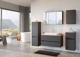 Modernes Badezimmer mit Waschtisch-Set in dunklem Holz und Spiegel, seitliche Perspektive