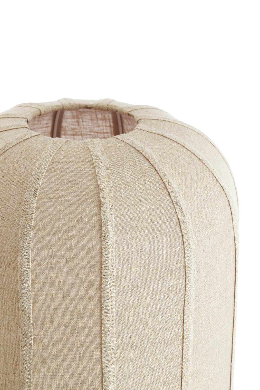 Close-up vanuit licht bovenaanzicht van een beige, bolvormige lampenkap met linnenlook, verticale siernaden en een ronde opening aan de bovenzijde.