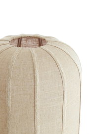 Close-up vanuit licht bovenaanzicht van een beige, bolvormige lampenkap met linnenlook, verticale siernaden en een ronde opening aan de bovenzijde.