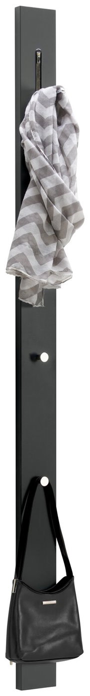 Garderobenpaneel in schwarzer Farbe mit Haken, von vorne gesehen, mit einem Schal und einer Handtasche behängt.