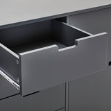 Nahaufnahme eines grauen Sideboards mit geöffneter Schublade, seitliche Perspektive