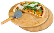 Zwei runde Pizza-Teller aus Holz, einer mit einer geschnittenen Pizza und einem Pizzaschneider darauf, aus der Vogelperspektive.