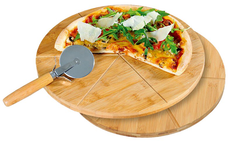 Zwei runde Pizza-Teller aus Holz, einer mit einer geschnittenen Pizza und einem Pizzaschneider darauf, aus der Vogelperspektive.