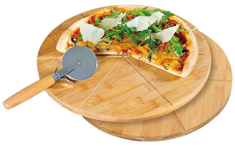 Zwei runde Pizza-Teller aus Holz, einer mit einer geschnittenen Pizza und einem Pizzaschneider darauf, aus der Vogelperspektive.