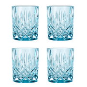 Vier elegante Whiskybecher aus Kristallglas mit facettiertem Design, Vorderansicht.