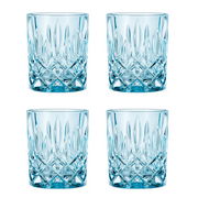 Vier elegante Whiskybecher aus Kristallglas mit facettiertem Design, Vorderansicht.