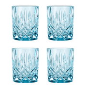 Vier elegante whiskyglazen van kristal met een gefacetteerd ontwerp, vooraanzicht.
