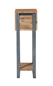 Blumensäule aus Holz und Metall in Frontalansicht