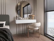 Moderne Wandkonsole in einem stilvollen Schlafzimmer, seitliche Perspektive mit rundem Spiegel und dekorativen Elementen.