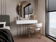 Moderne Wandkonsole in einem stilvollen Schlafzimmer, seitliche Perspektive mit rundem Spiegel und dekorativen Elementen.