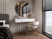 Moderne Wandkonsole in einem stilvollen Schlafzimmer, seitliche Perspektive mit rundem Spiegel und dekorativen Elementen.