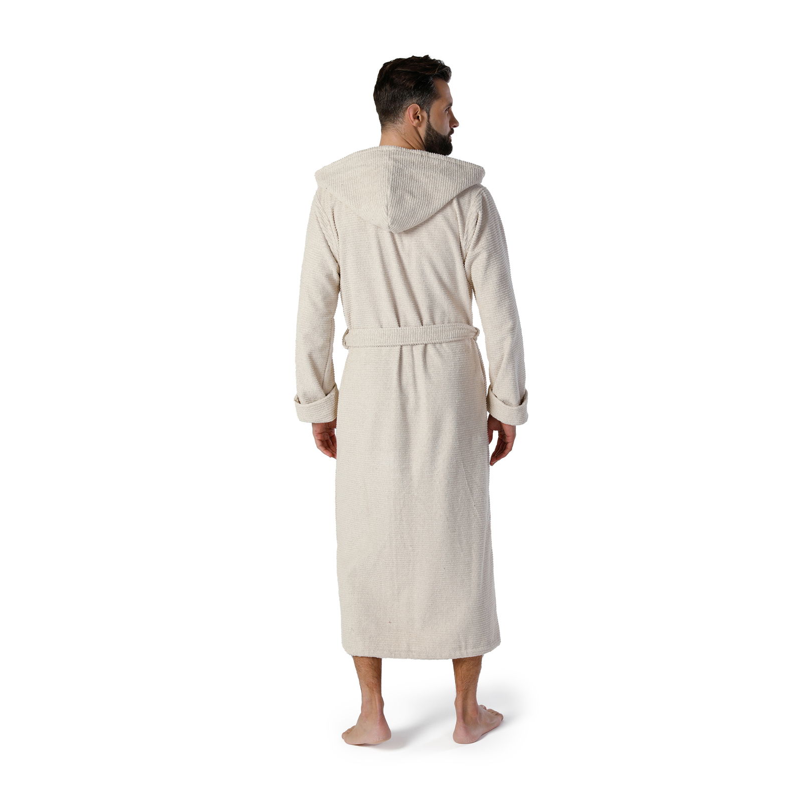 Rückansicht eines beigen Kapuzenbademantels in Größe XL, getragen von einer Person.