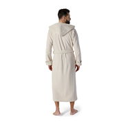 Rückansicht eines beigen Kapuzenbademantels in Größe XL, getragen von einer Person.