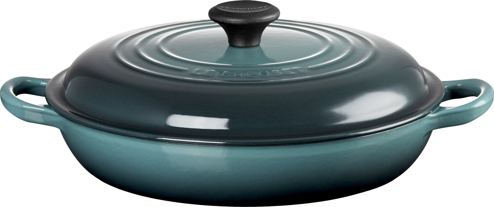 LE CREUSET Gourmet-Profitopf 26cm OCEAN Petrolfarbener, emaillierter Le Creuset Bräter mit gewölbtem Deckel, schwarzem Deckelknauf und zwei seitlichen Griffen, frontal aus leicht erhöhter Perspektive