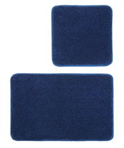 Zweiteiliges Badteppich-Set in Dunkelblau, bestehend aus einem rechteckigen und einem quadratischen Teppich, aus der Vogelperspektive fotografiert.