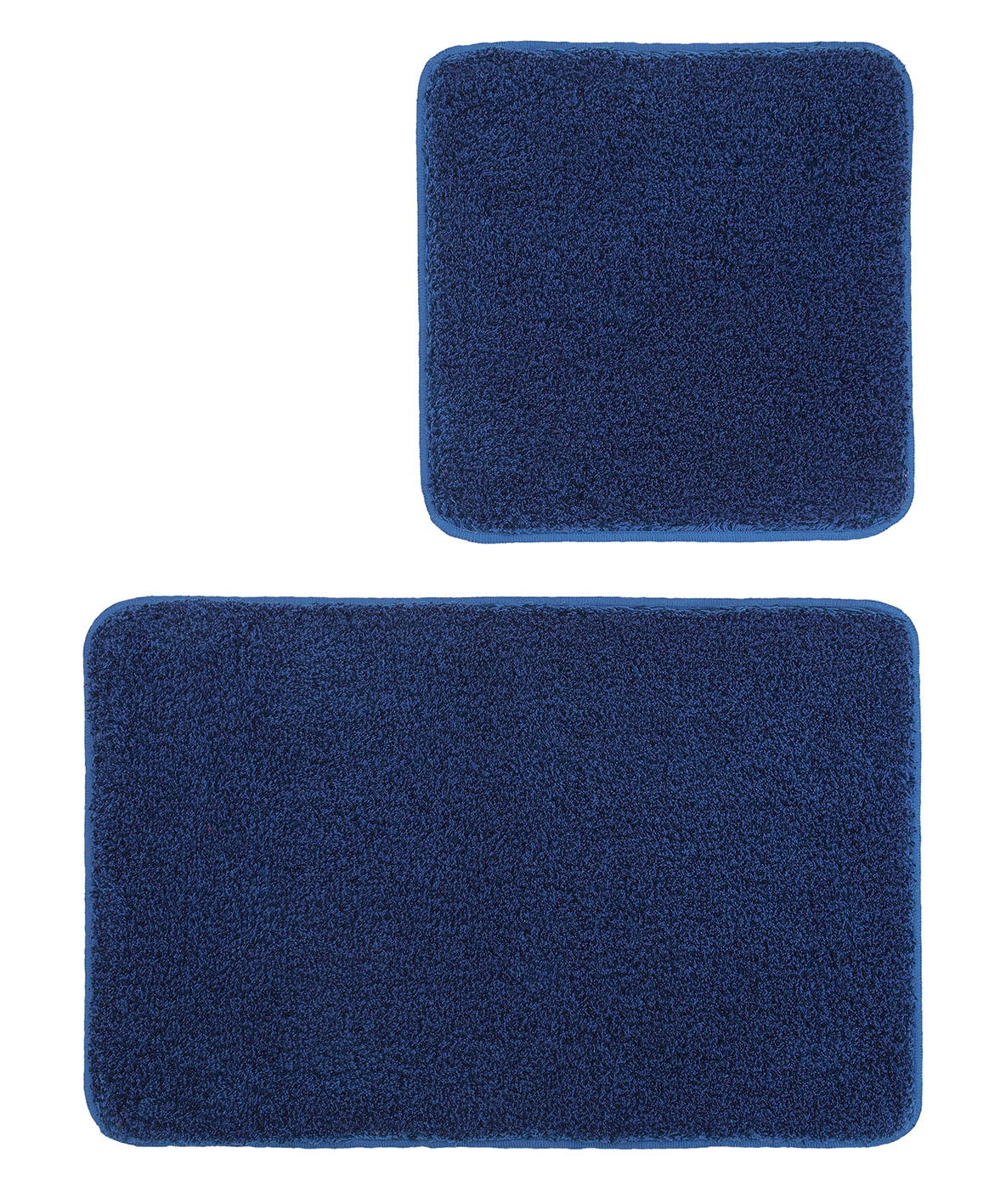 Zweiteiliges Badteppich-Set in Dunkelblau, bestehend aus einem rechteckigen und einem quadratischen Teppich, aus der Vogelperspektive fotografiert.