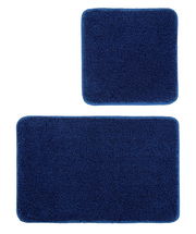 Zweiteiliges Badteppich-Set in Dunkelblau, bestehend aus einem rechteckigen und einem quadratischen Teppich, aus der Vogelperspektive fotografiert.