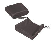 Schwarze Loungesethülle aus robustem Material, teilweise geöffnet, aus der Vogelperspektive fotografiert.