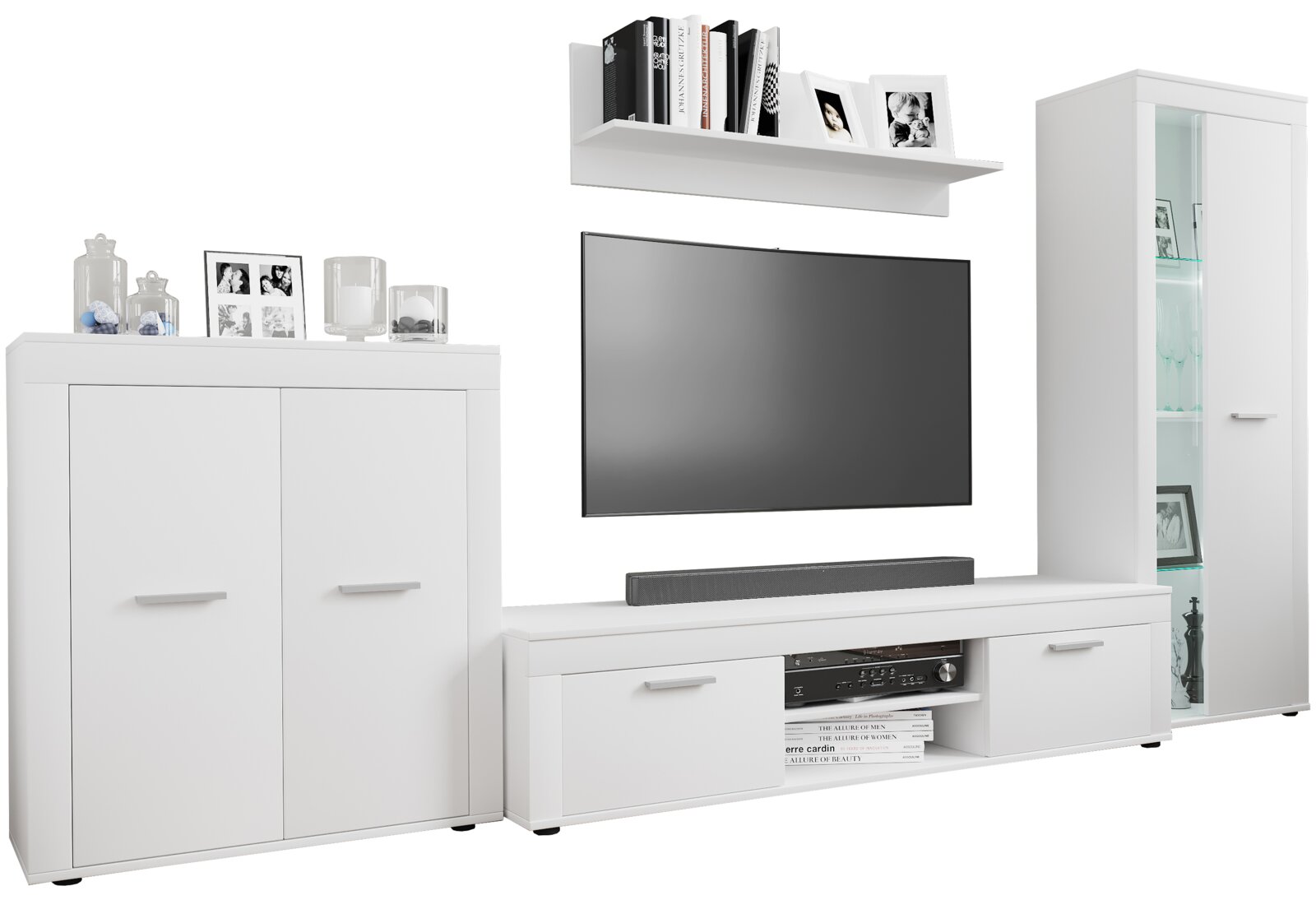Weiße Wohnwand/TV-Möbel-Set mit Lowboard, Sideboard, Wandboard und Vitrine mit Glastür, frontale Ansicht mit leichter Schrägperspektive von rechts