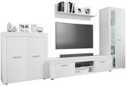 Weiße Wohnwand/TV-Möbel-Set mit Lowboard, Sideboard, Wandboard und Vitrine mit Glastür, frontale Ansicht mit leichter Schrägperspektive von rechts