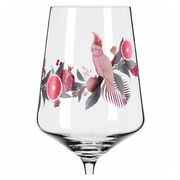Weinglas mit tropischem Design, zeigt einen rosa Kakadu und exotische Früchte, seitliche Perspektive