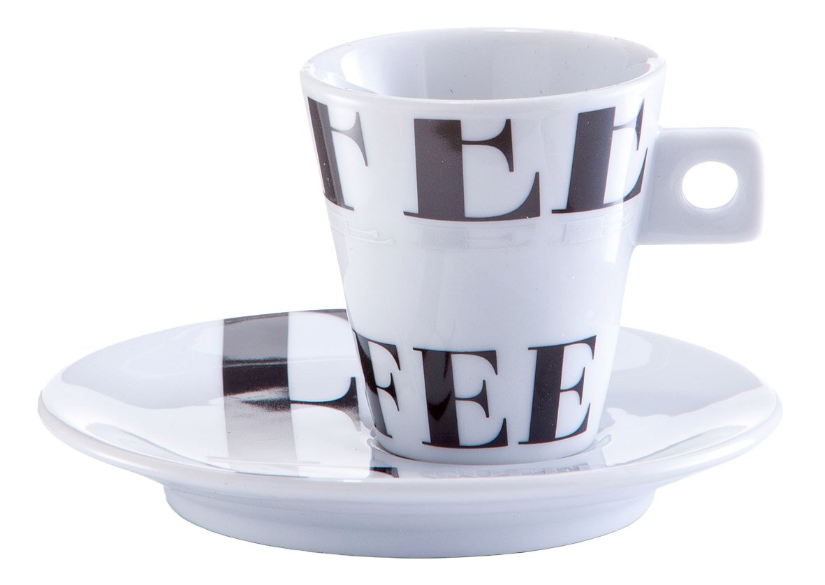 Espresso-Tasse mit Untertasse, seitliche Perspektive, weiß mit schwarzem Schriftzug 'FEE'.