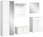 Garderobenkombination in Weiß mit Spiegel, bestehend aus einem hohen Schrank, einer Wandgarderobe mit Haken, einem Spiegel, einer Kommode und einer Sitzbank. Frontalansicht.