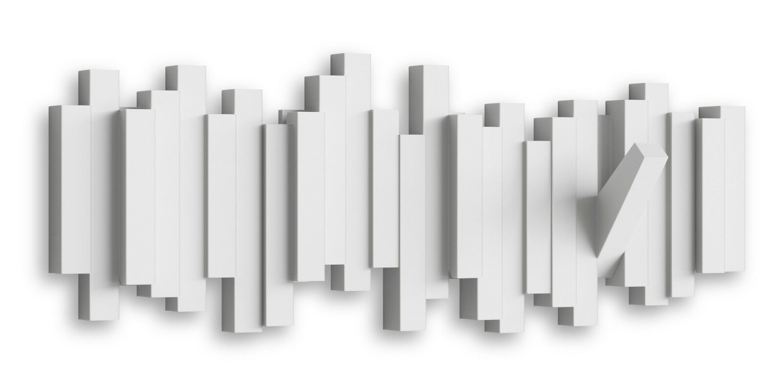 Moderne Wandgarderobe mit geometrischem Design aus weißen, vertikalen Stäben, perspektivisch von vorne betrachtet.