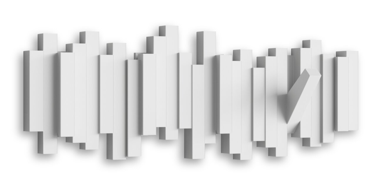 Moderne Wandgarderobe mit geometrischem Design aus weißen, vertikalen Stäben, perspektivisch von vorne betrachtet.