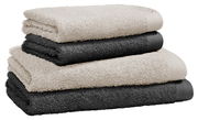 Stapel von vier Frottierhandtüchern in Beige und Dunkelgrau, seitliche Perspektive