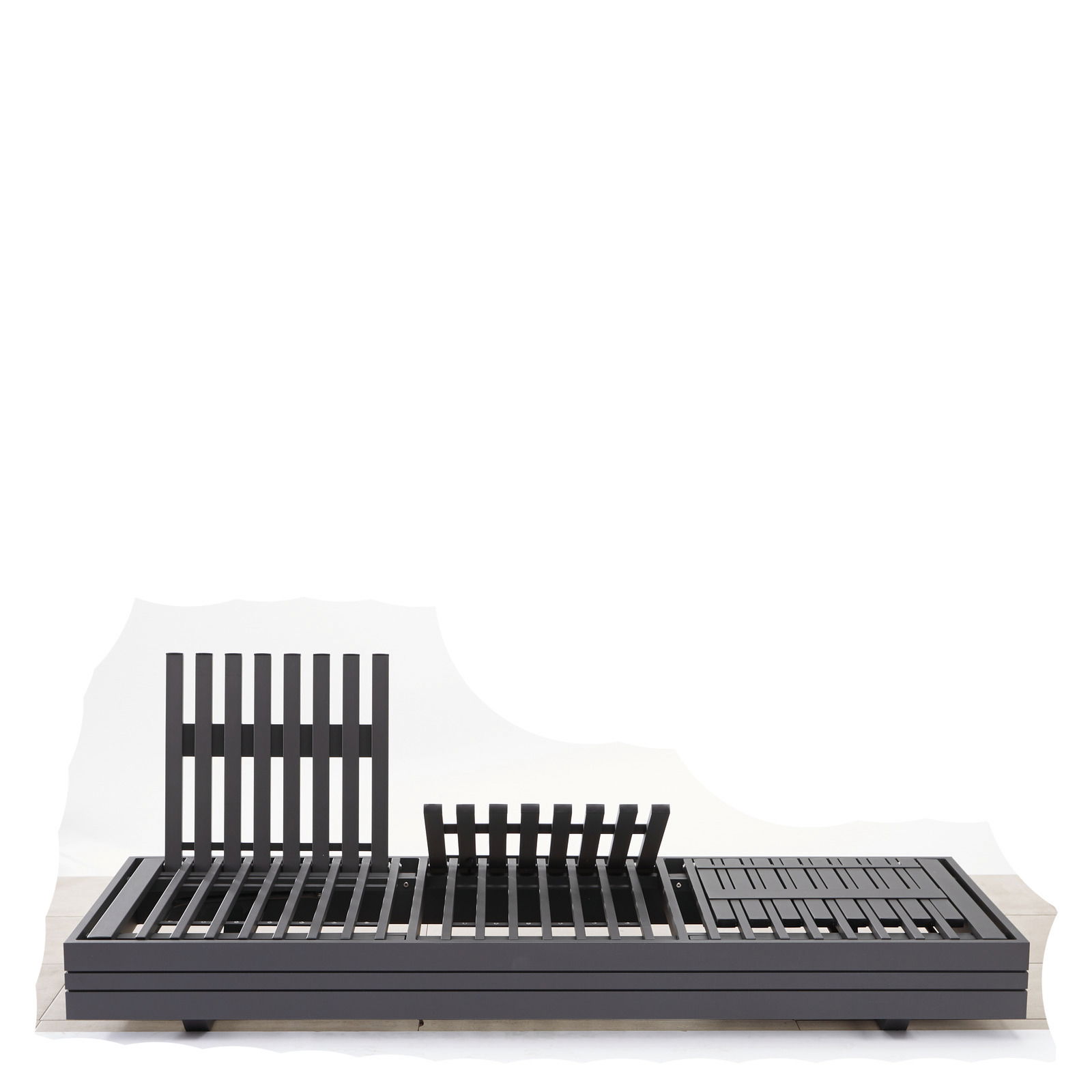 Moderner 3-Sitzer Loungeelement aus Metall mit verstellbaren Rückenlehnen, seitliche Perspektive