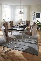 Esszimmer mit moderner Tischplatte in Holzoptik, umgeben von sechs gepolsterten Stühlen, aus der Perspektive eines leicht erhöhten Blickwinkels.