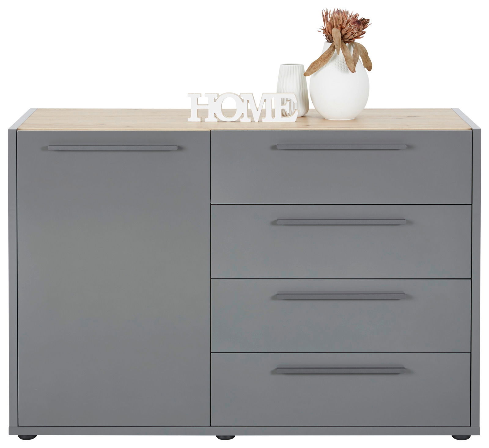 Graue Kommode mit vier Schubladen und einer Tür, dekoriert mit einer Vase und einem 'HOME'-Schriftzug, Frontalansicht