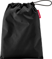 Schwarzer Zugbeutel mit Kordelzug und rotem reisenthel-Label, freigestellt auf weißem Hintergrund, Frontansicht leicht von oben