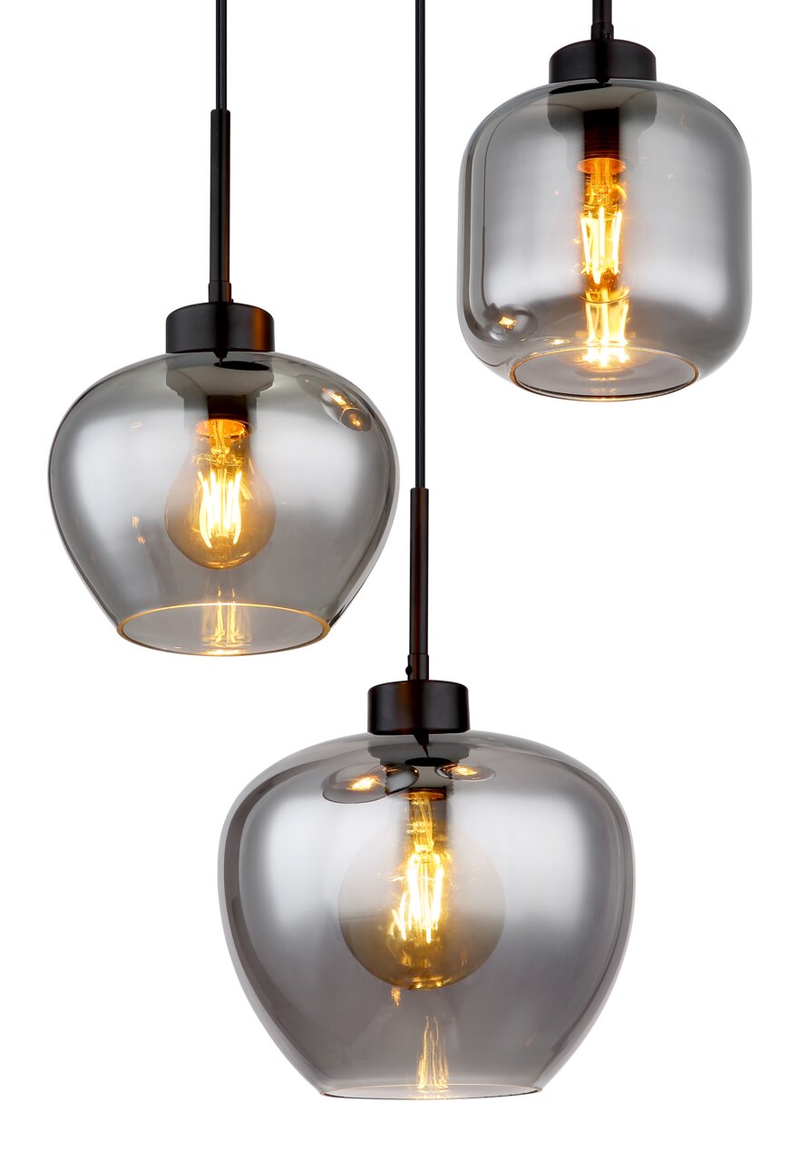 Drei moderne Hängeleuchten mit rauchgrauen Glaskuppeln und sichtbaren Glühbirnen, aus der Seitenperspektive fotografiert.