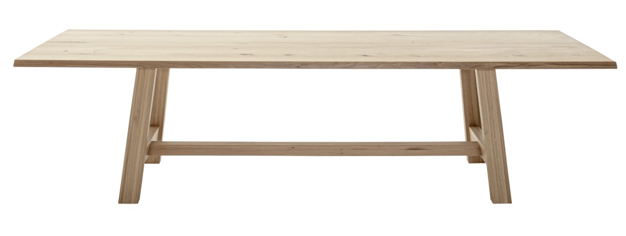 Houten tafel met rechthoekig tafelblad en stevige poten, van voren gefotografeerd.