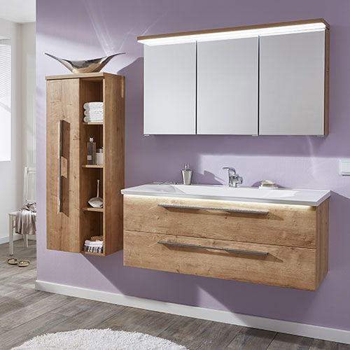 Modernes Badezimmer mit hölzernem Waschtisch, Hängeschränken und lila Wänden.