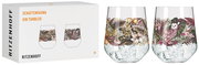 Zwei Gin Tumbler mit tropischen Tier- und Pflanzenmotiven, darunter ein Leopard und eine Eule, auf einer weißen Verpackung mit der Aufschrift 'Schattenfauna Gin Tumbler'. Perspektive: Frontalansicht.