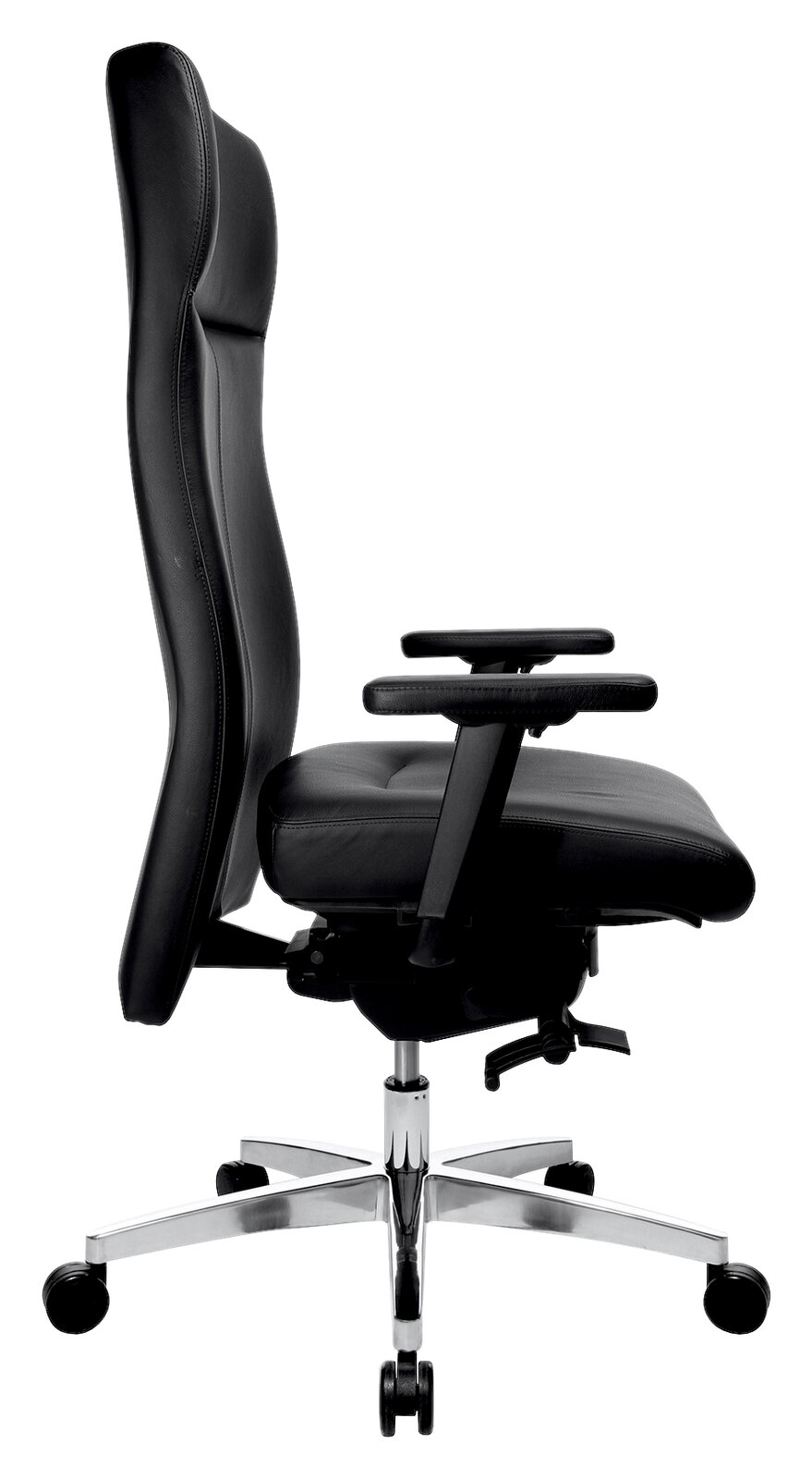 Seitliche Ansicht eines schwarzen Chefsessels mit hoher Rückenlehne und verstellbaren Armlehnen auf einem verchromten Fußkreuz mit Rollen.