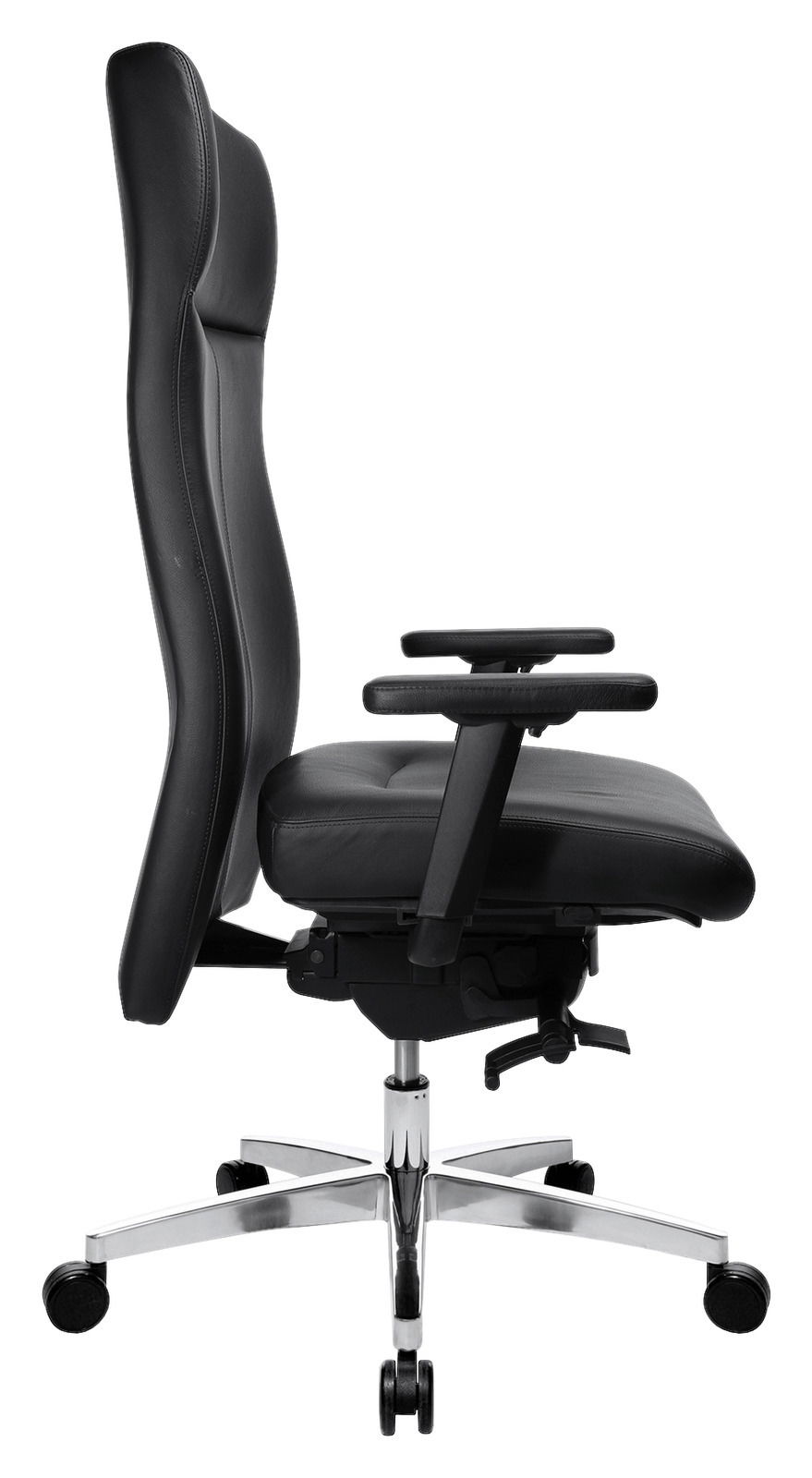 Seitliche Ansicht eines schwarzen Chefsessels mit hoher Rückenlehne und verstellbaren Armlehnen auf einem verchromten Fußkreuz mit Rollen.
