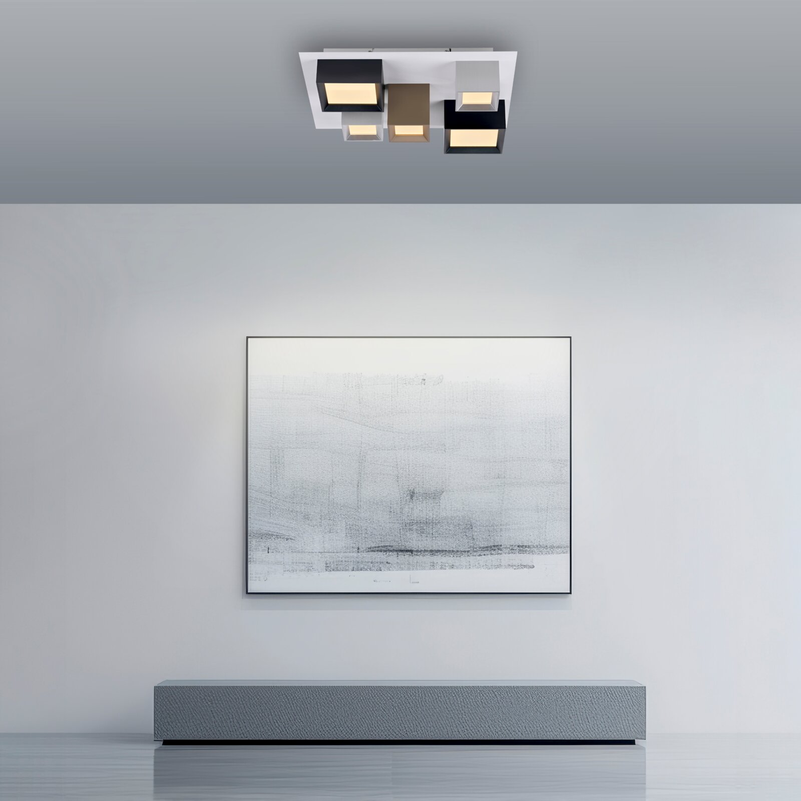 Moderne led-plafondlamp met een geometrisch ontwerp, gezien van onderaf, in een stijlvolle ruimte met een kunstwerk aan de muur.