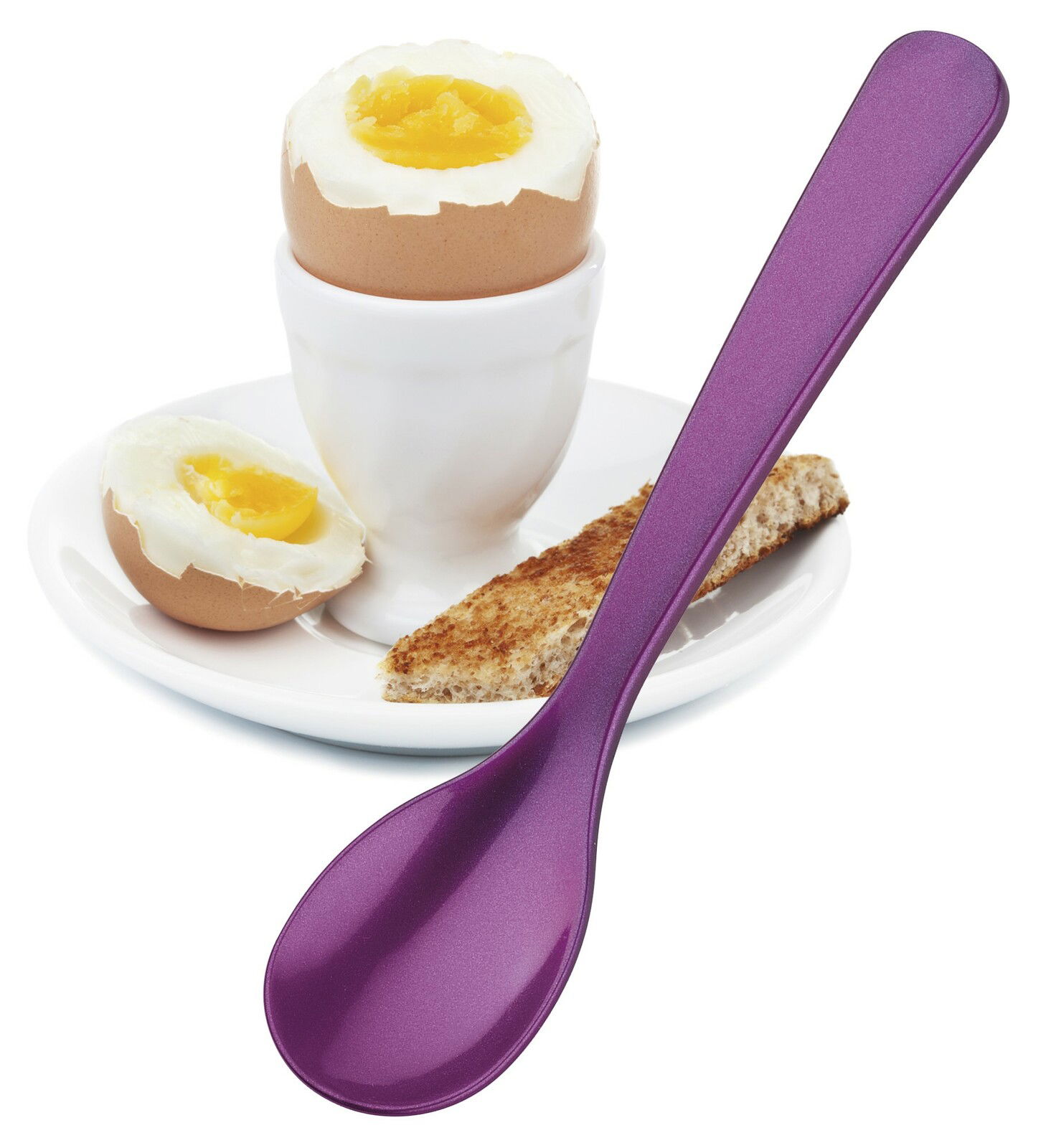 Lila Eierlöffel in Nahaufnahme, neben einem weichgekochten Ei im Eierbecher und einem Stück Toast auf einem Teller.