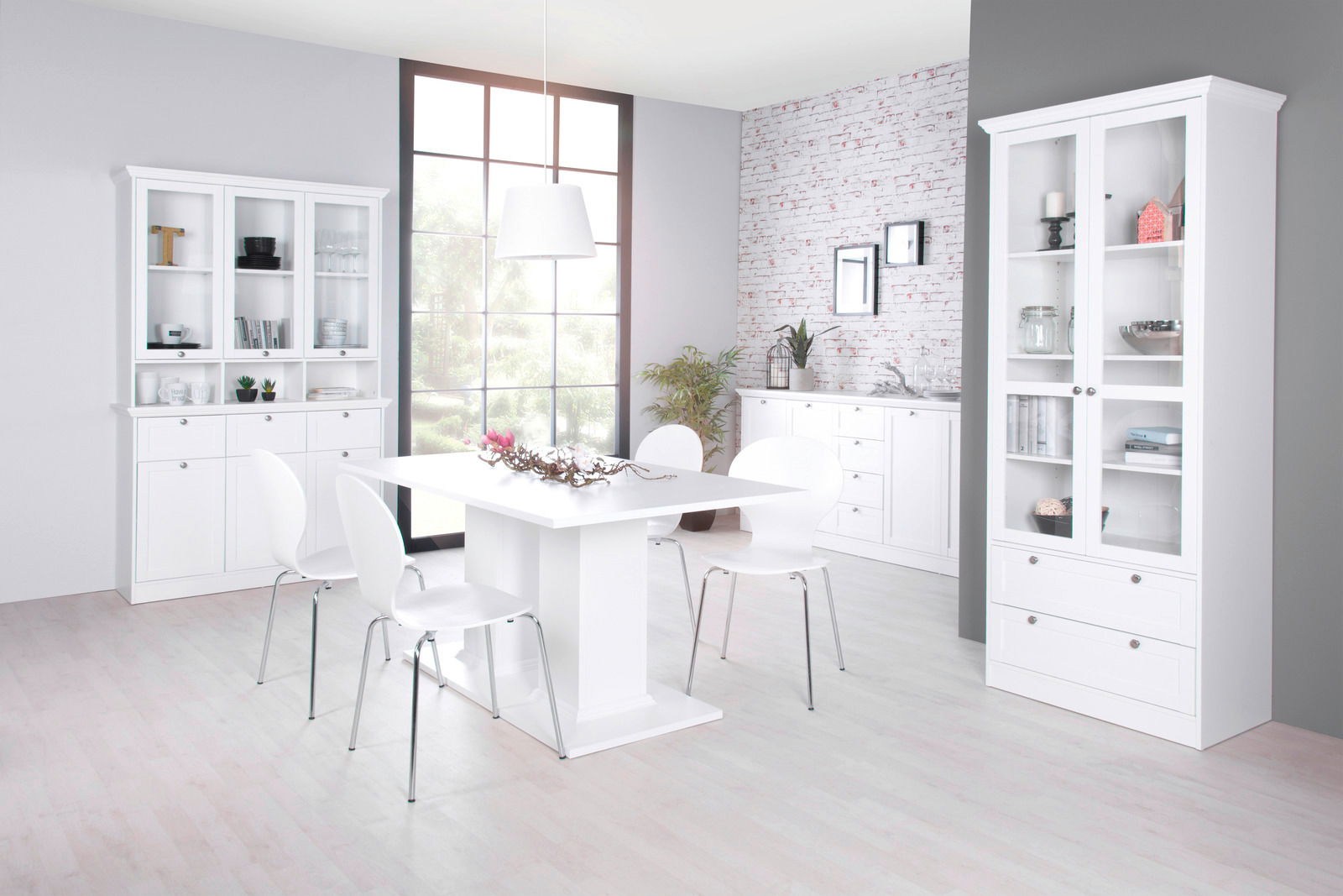 Moderne weiße Vitrine in einem stilvollen Esszimmer, seitliche Perspektive