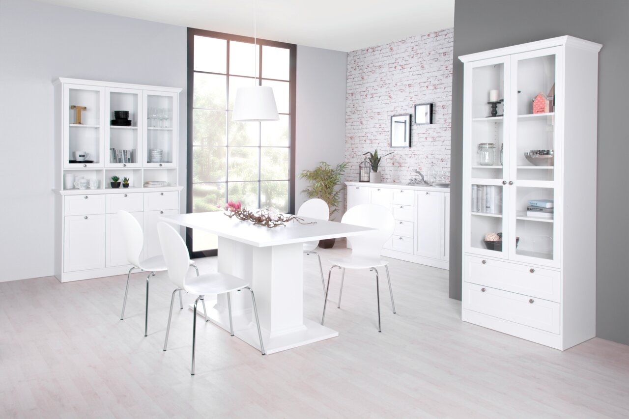 Moderne weiße Vitrine in einem stilvollen Esszimmer, seitliche Perspektive