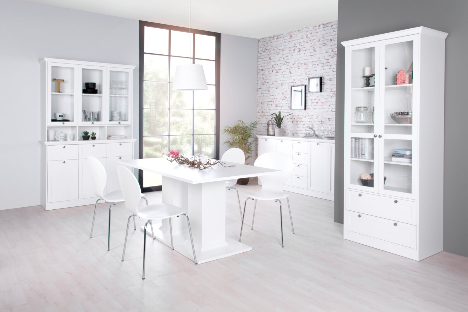 Z2 Vitrine LANDWOOD Moderne weiße Vitrine in einem stilvollen Esszimmer, seitliche Perspektive