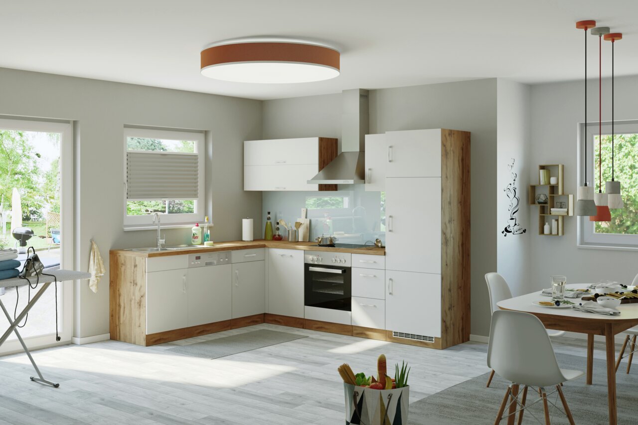 Held Möbel Eck-Küchenzeile SORRENTO Moderne Eck-Küchenzeile in L-Form mit Holz- und weißen Fronten, ausgestattet mit Herd, Spüle und Dunstabzugshaube, in einem hellen Raum mit Blick auf Fenster und Esstisch.