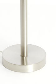 Nahaufnahme eines silbernen Lampenfußes mit zylindrischem Sockel und Stange, seitliche Perspektive.