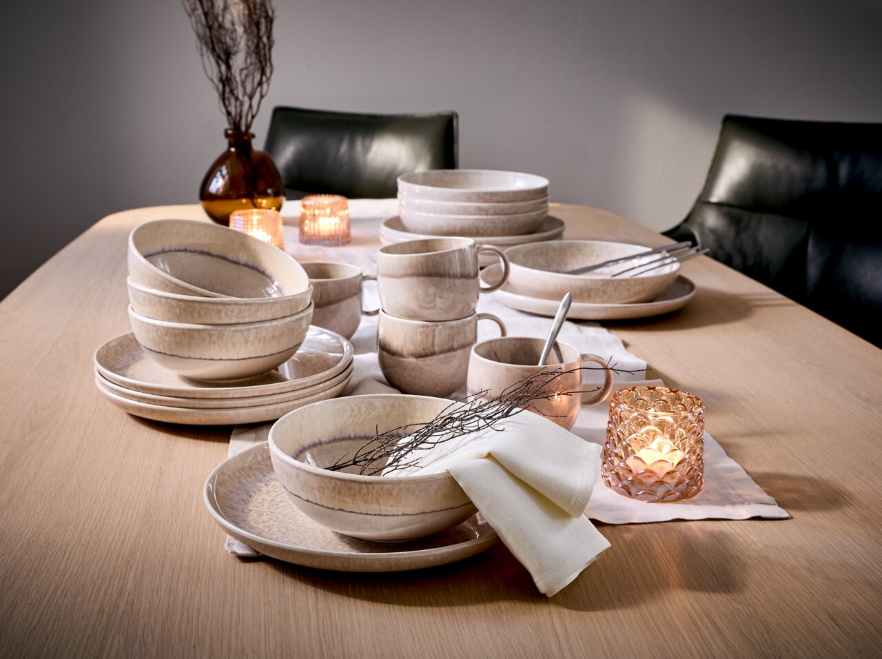 Ontbijtservies van 12-delig in naturel beige op een gedekte tafel, zijaanzicht