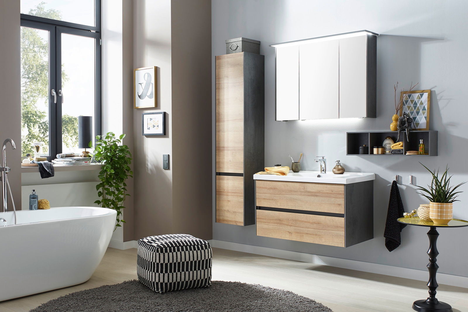 Moderner Hochschrank mit Türanschlag links in einem stilvollen Badezimmer, seitliche Perspektive.