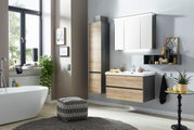 Moderne hoge kast met deurscharnier aan de linkerkant in een stijlvolle badkamer, zijaanzicht.